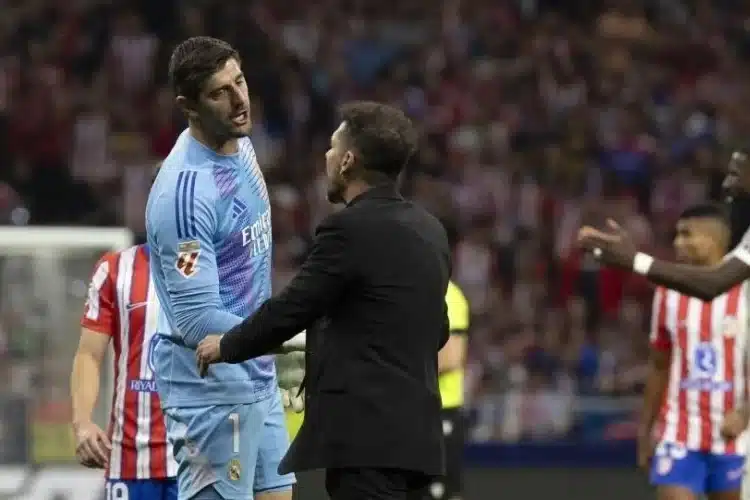 HLV Simeone tố Courtois khiêu khích CĐV Atletico