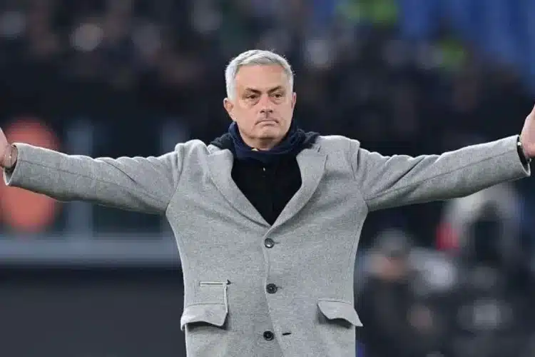 Mourinho: 'Tôi bị cướp một danh hiệu châu Âu'