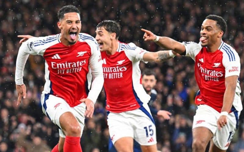 Arsenal thể hiện sức mạnh trên sân nhà