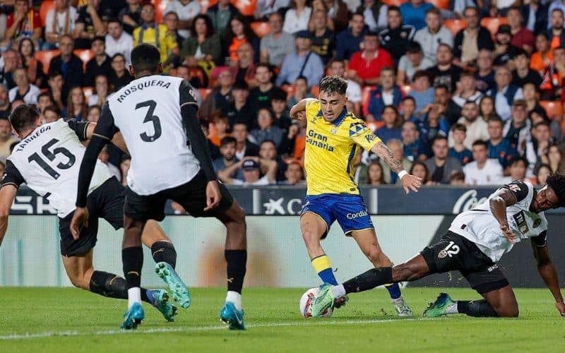 Valencia: Áp lực phải thắng