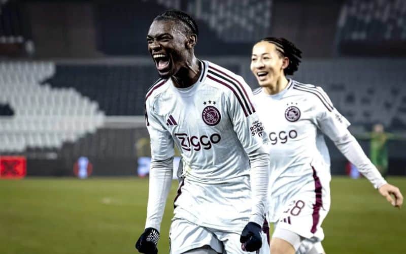 Ajax: Phong độ thăng hoa, sân nhà là điểm tựa