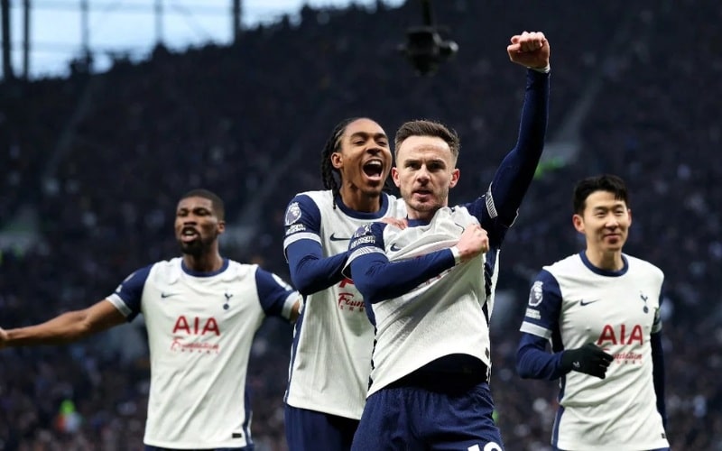 Manchester United tiếp tục gặp khó khăn khi để thua Tottenham