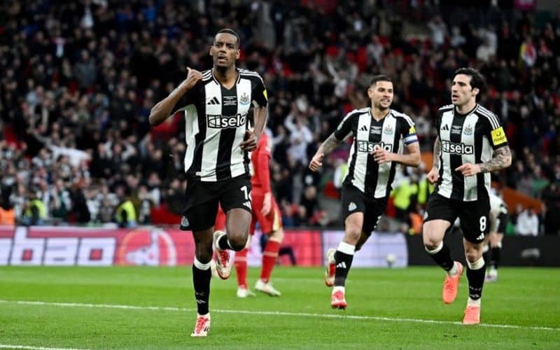 Hiệp một: Burn tỏa sáng đưa Newcastle vượt lên